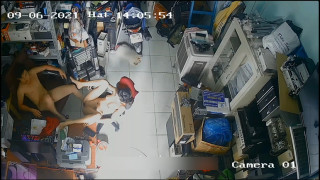 Hack camera hai vợ chồng chơi nhau trong cửa hàng máy tính