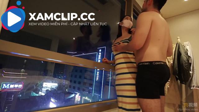 Một cô gái trẻ xinh đẹp quan hệ tình dục với bạn trai Hàn Quốc trước cửa sổ khách sạn. Cô gái có cặp mông khổng lồ lắc lư điên cuồng trên đầu, mong được Ellie xoa bóp và có thai.