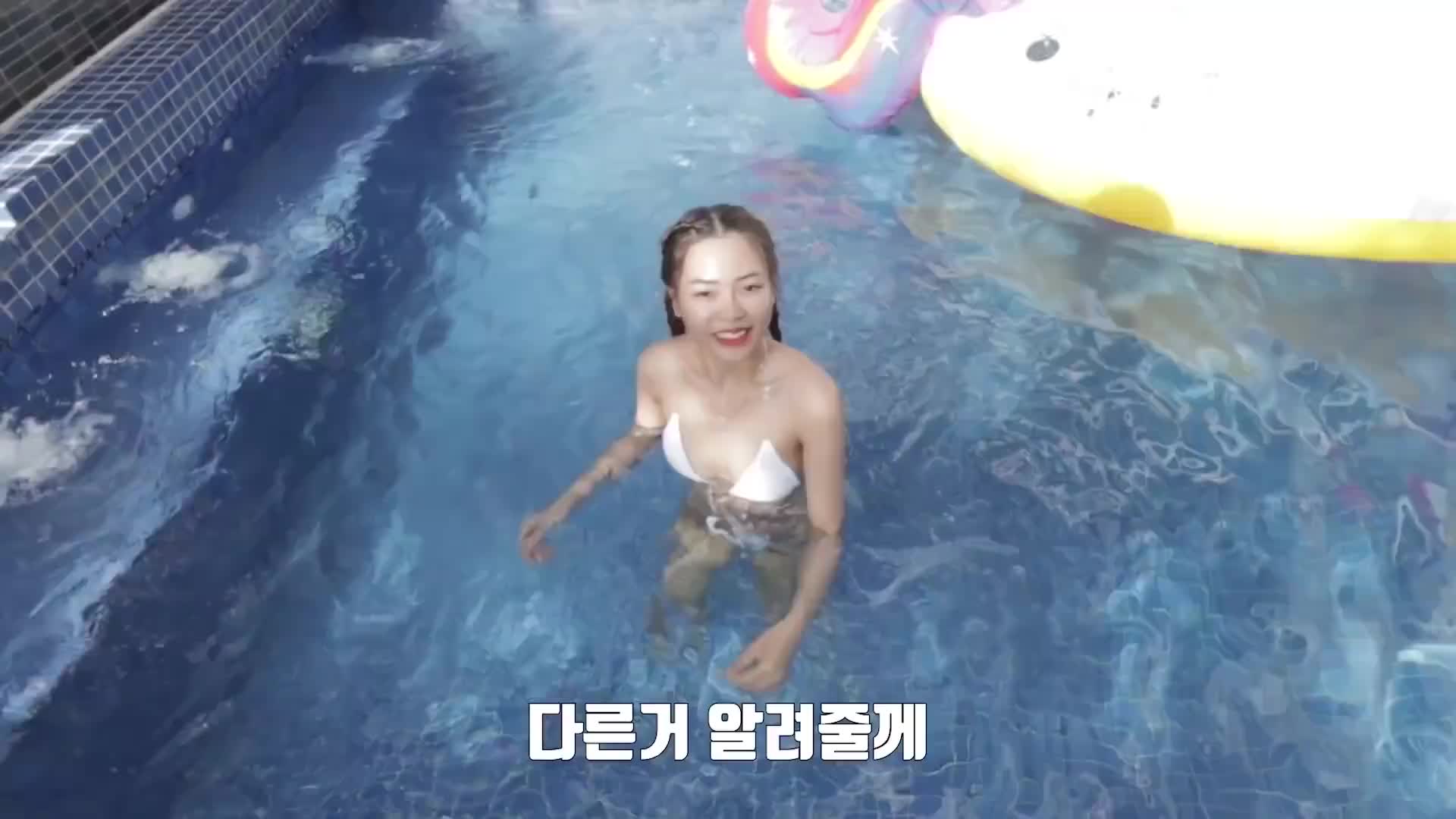 [CLIP] Em gái Việt mặc bikini trong villa nhìn ngon đéo chịu được #1